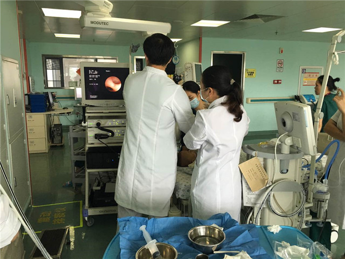 一误食石蜡患儿在我院抢救成功，专家：谨防儿童急性中毒