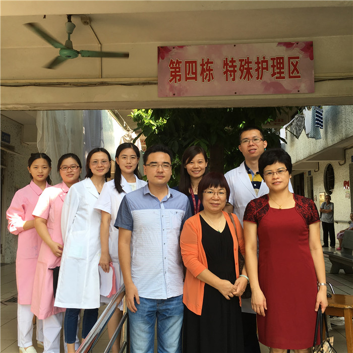 关爱老人在行动，敬老院里送温暖